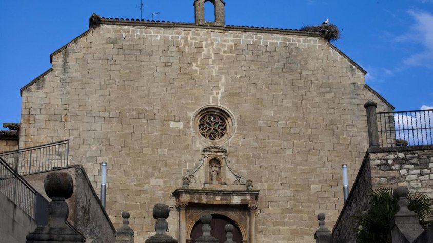 Un dels nius de cigonya de Bellpuig (a dalt, a la dreta)