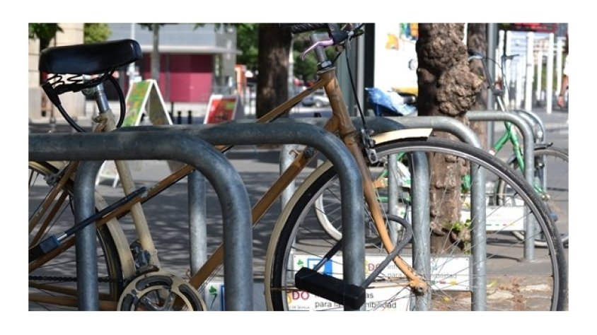Bici lligada en un parc