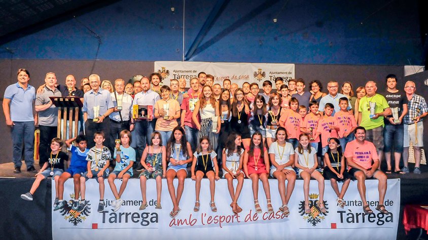 Foto de grup dels guardonats amb les autoritats locals