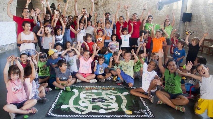 Nens i nenes del casalet, al costat dels monitors, gaudint d'un matí de jocs