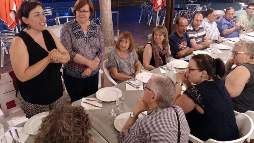 A l'esquerra la directora de Ràdio Tàrrega, Gemma Peris, en el parlament de la trobada amb la gent de la casa
