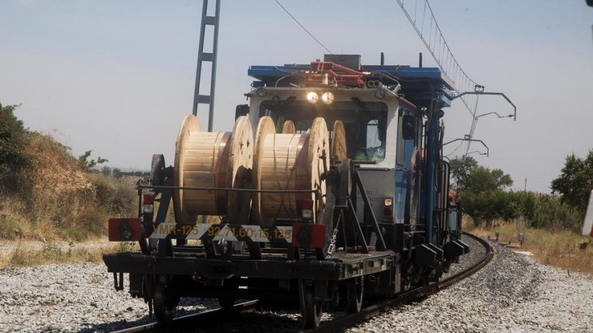 Maquinària utilitzada ahir per revisar la línia al seu pas per Bellpuig