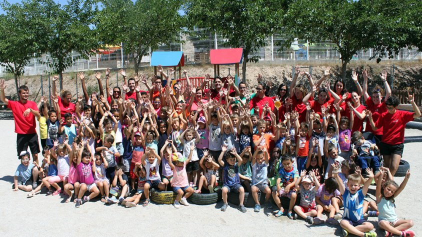 Els infants que aquesta setmana participen a l'Esprai Esplai dimarts van rebre la visita de les autoritats