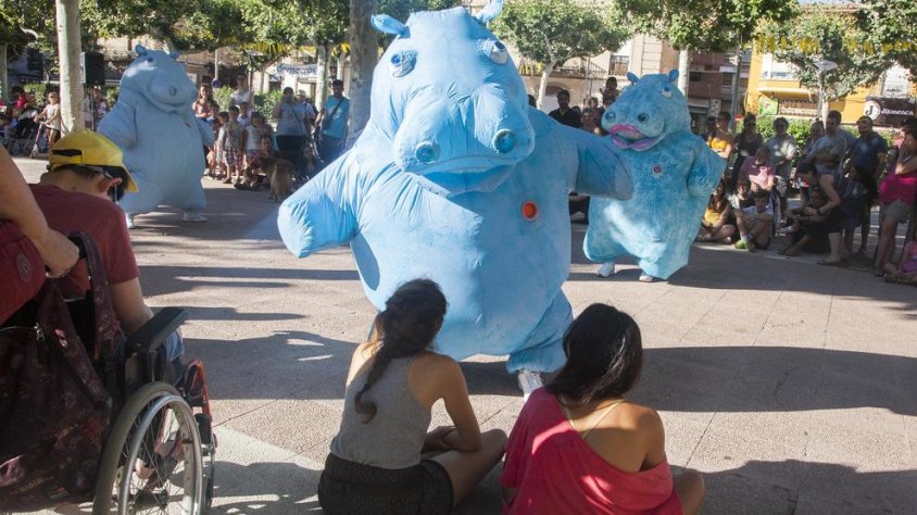 El Pati es va omplir de rialles ahir a la tarda amb l'actuació de tres divertits hipopòtams inflables