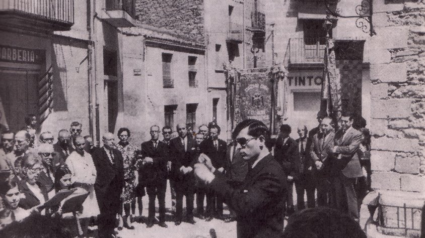 L'Orfeó Nova Tàrrega dirigit per Àngel Sans (al centre) i assistents a la inauguració de la plaça Mestre Lluís Millet (1968)