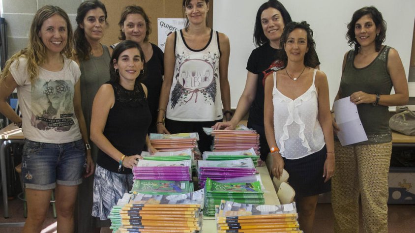 Membres de l'AMPA recullen els llibres del curs passat per revisar-los, condicionar-los i deixar-los preparats per al setembre