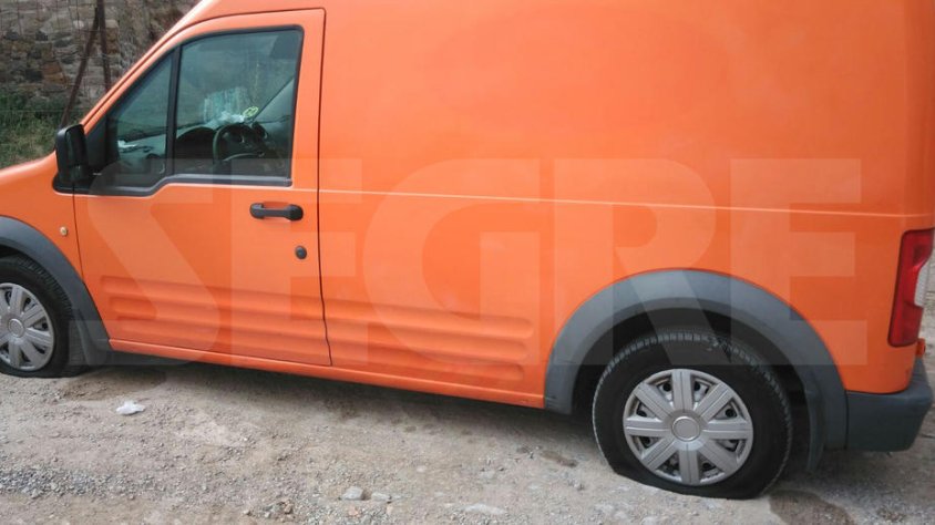 Un dels vehicles amb les rodes punxades a Castellserà