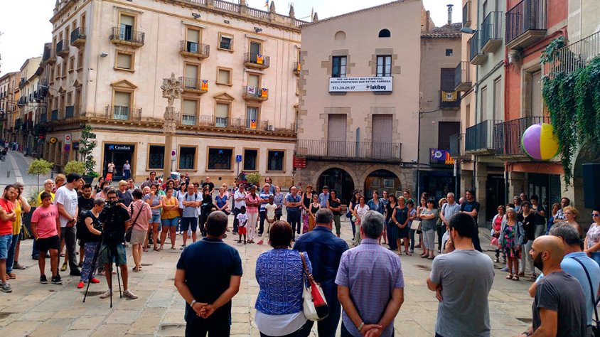 Moment en què es llegia el manifest a la plaça Major