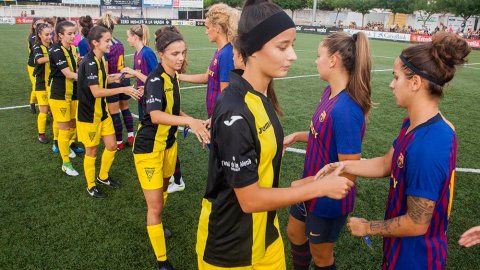 Jugadores de dos equips saludant-se