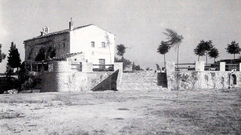 En primer terme l'espai convertit després en la plaça de les Alzineres, anys 50