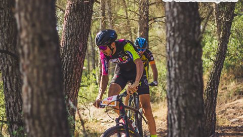 Un ciclista durant la prova pel terme de Tàrrega