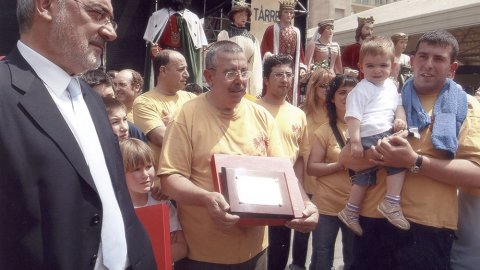 Joan Amézaga, alcalde, entregant a Josep A. Bonet la placa de l'Ajuntament en reconeixement als 25 anys de geganter, acompanyat del seu fill Jordi i el seu nét (2006)