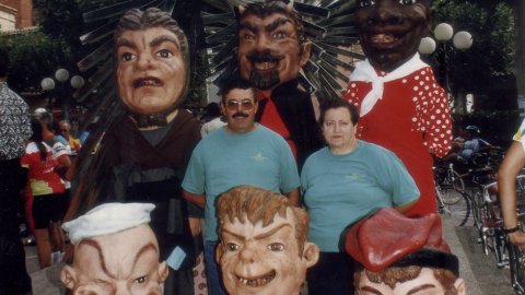 Josep A. Bonet i l'esposa Cecília Falcó, rodejats del sis capgrossos (1997) 