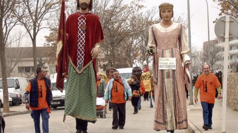 Josep A. Bonet, al centre, acompanyat dels gegants Eloi i Alba, abanderats dels Tres Tombs de Sant Antoni (2008) 
