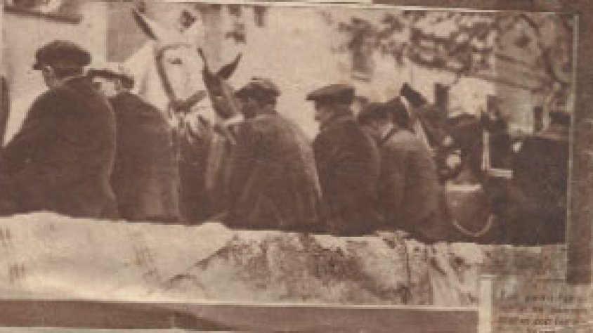 Estampa típica de la fira. Pagesos venedors asseguts a la paret de la Bassa