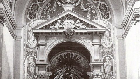 Perspectiva del presbiteri de Santa Maria de l'Alba, amb els dos cossos de l'orgue el 1954
