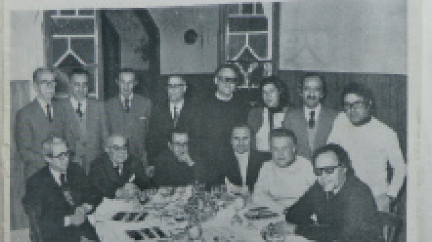 Una portada antiga del setmanari il·lustrada amb una foto de les trobades de col·laboradors que es duien a terme