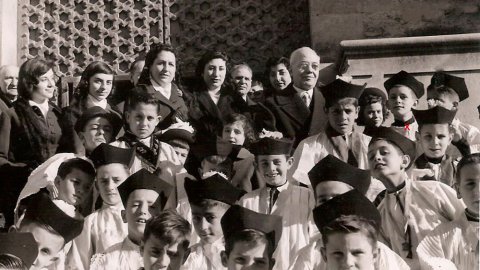 06. Durant els anys 50 del segle anterior i la primera dècada dels 60 del mateix, a Tàrrega, per Setmana Santa, es feia una processó on hi havia diferents congregacions amb passos i vestes que amb molt respecte seguia els carrers de Tàrrega. Els reportatg