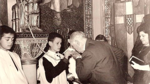 08. El 27 d'abril de 1960, el bisbe Tarancón va consagrar l'altar de la capella de Montserrat amb el padrinatge de Josep Trepat Galceran i Anna Grañó Solé de Iglesias. La parròquia i 'Nova Tàrrega' en van fer un gran ressò. L'escolà de la congregació de l