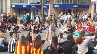 Imatge de manifestants asseguts a la cruïlla de l'avinguda de Catalunya amb el carrer de Sant Pelegrí