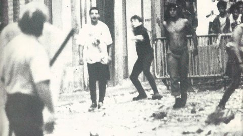11. "La Fira de Teatre al Carrer havia complert ja deu edicions, però l'onzena va marcar un abans i un després. Aquell any, un dia vaig sortir aviat de casa i en arribar a la plaça Major, em vaig espantar força amb els aldarulls que vaig veure", explica J
