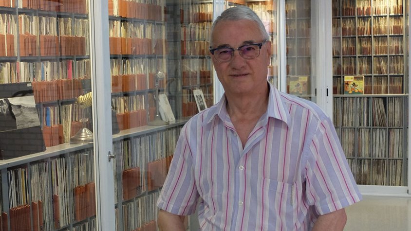 Josep M. Gràcia davant de la discoteca de Ràdio Tàrrega
