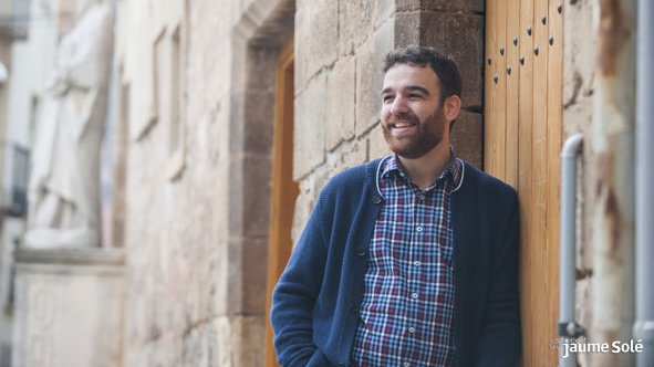 Raül Palacios davant de la seu de la Regidoria de Cultura