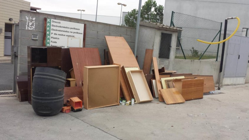 Imatge de l'acumulació de residus que hi havia ahir a les portes de Cartaes