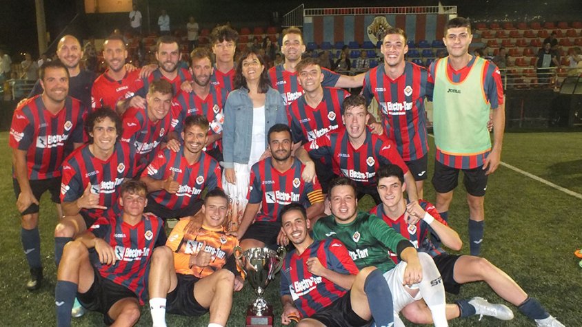 La plantilla blaugrana, lluint el Trofeu, amb l'alcaldessa de Tàrrega