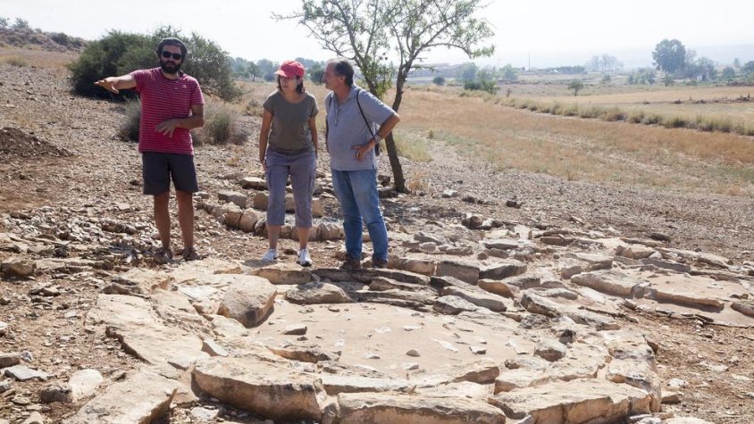 Responsables de l’excavació, davant d’un dels túmuls de la necròpolis d’Almenara, a Agramunt