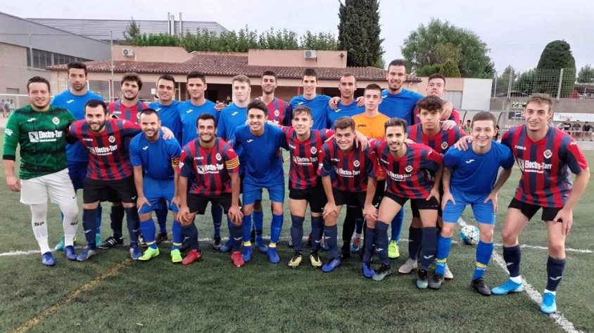 Jugadors del Guissona i del Tàrrega van posar junts abans del partit