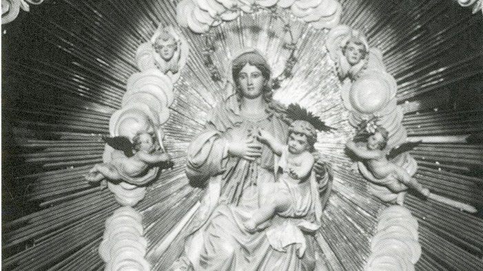 Imatge de la Mare de Déu de l'Alba presidint l'altar parroquial fins a la seva destrucció el 1936