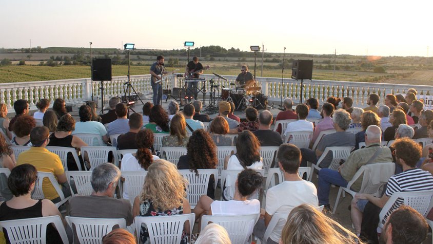 Imatge del concert que el cantautor barceloní va oferir ahir al vespre al terrat de Cal Trepat