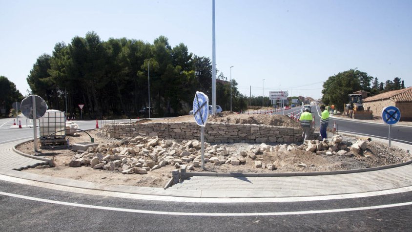 Operaris fent els darrers retocs