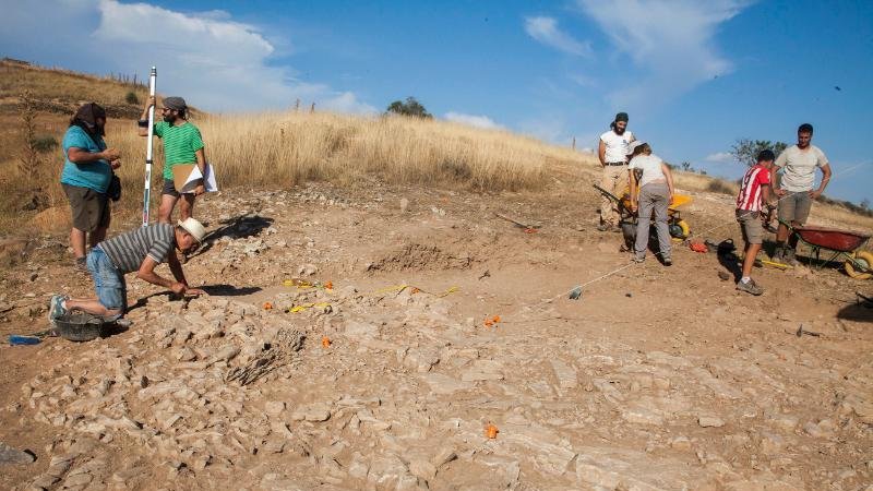Arqueòlegs treballant a la zona