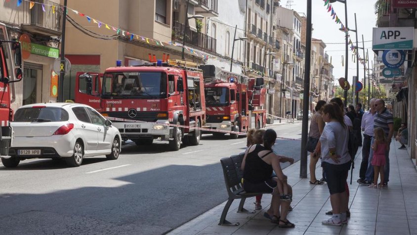Alguns dels veïns desallotjats al carrer de Sant Pelegrí