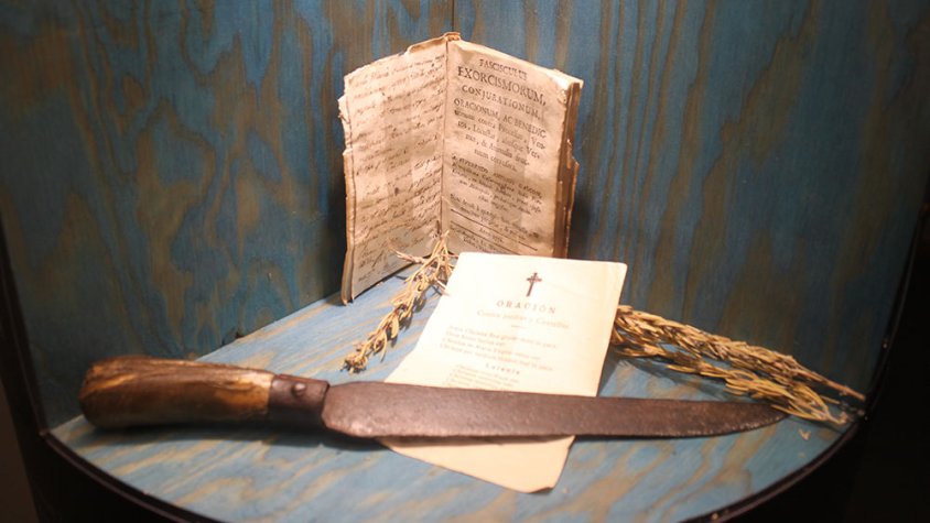 Una de les vitrines de la mostra sobre bruixeria que acull el Museu Tàrrega Urgell