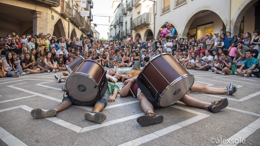 Carrers del centre de la ciutat plens durant una actuació dels cerverins Sound de Secà