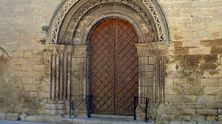 Façana principal on hi figura la gàbia damunt del ràfec