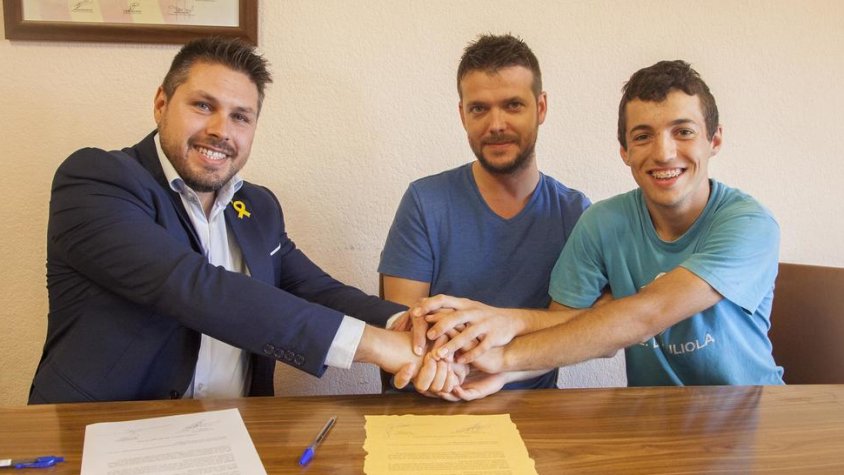 L’alcalde i dos membres de l’associació, al firmar el conveni