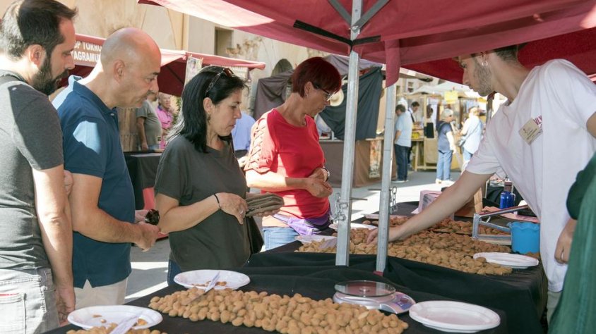 Un dels estands de la Fira de l’Ametlla de Vilagrassa