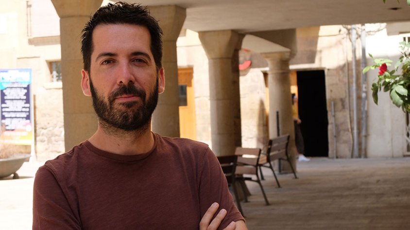 Jordi Duran als porxos de la plaça Sant Antoni amb la seu de FiraTàrrega al fons