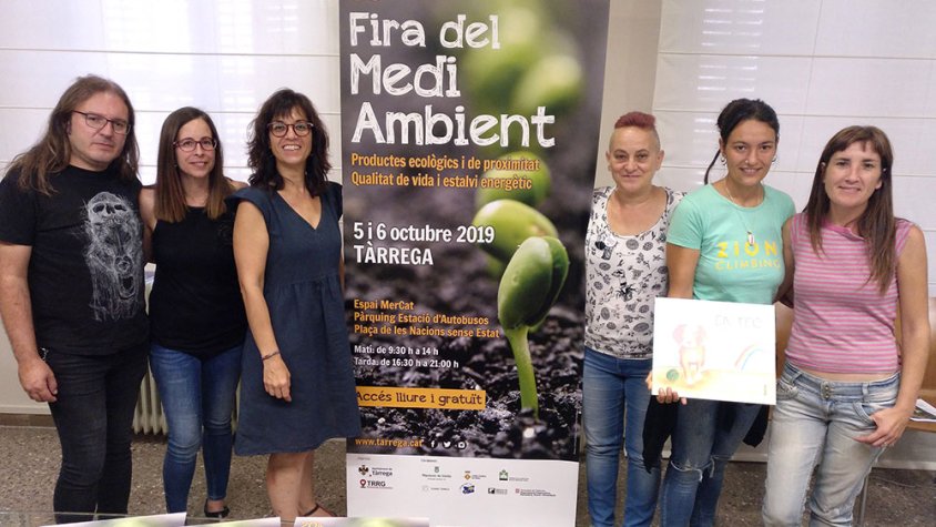 Membres de la Protectora d'Animals de Tàrrega van participar ahir en la presentació de la 20a edició del certamen