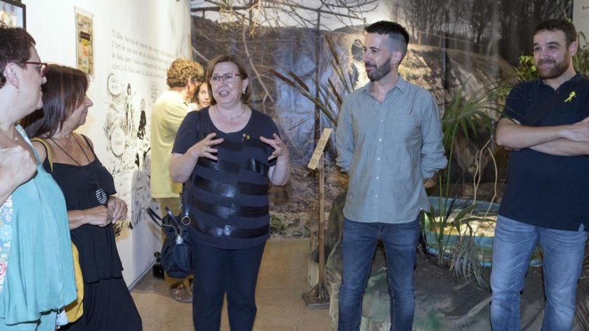 ldessa, Rosa Maria Perelló, al costat del director artístic, Jordi Duran, a l'exposició sobre Pedrolo