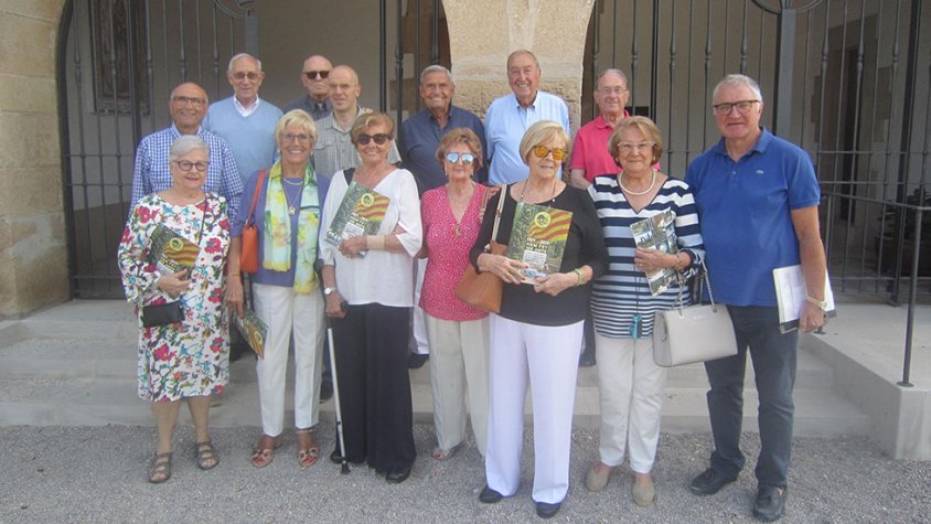 Foto de família a Sant Eloi d'antics alumes de l'Escola Pia i unes quantes targarines