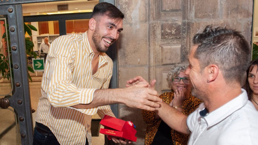 El moment en què Joan Capdevila felicitava Pierre Oriola pel seu mèrit esportiu