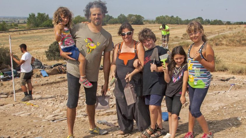 Veïns de Sant Martí de Maldà van participar ahir en les excavacions arqueològiques