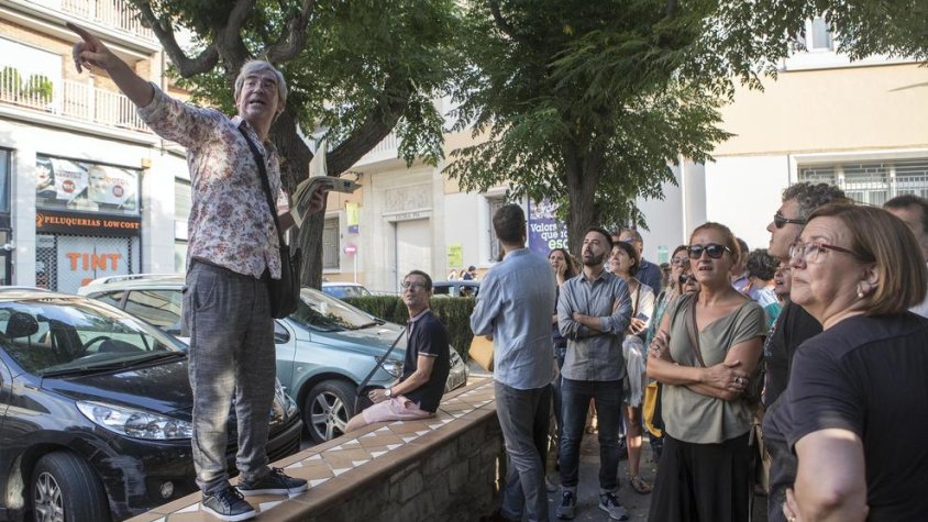 L'estudiós de l'obra de Manuel de Pedrolo Xavier Garcia va guiar ahir part de la ruta literària dedicada a l'escriptor per Tàrrega