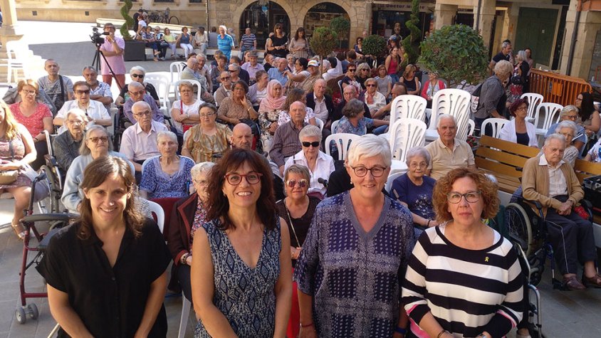 D’esquerra a dreta): Amaia Cilveti, tècnica del programa de gent gran de Fundació Bancària ‘la Caixa’; Alba Pijuan Vallverdú, alcaldessa de Tàrrega; Josefina Bernades, presidenta de Creu Roja Urgell; i Assumpta Pijuan, regidora d’Acció Social, Igualtat, S