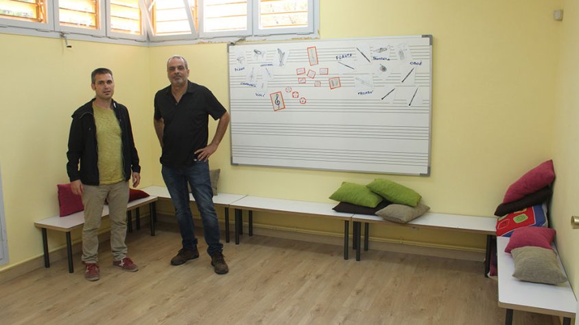 El regidor d'Educació i el director de l'EMMT